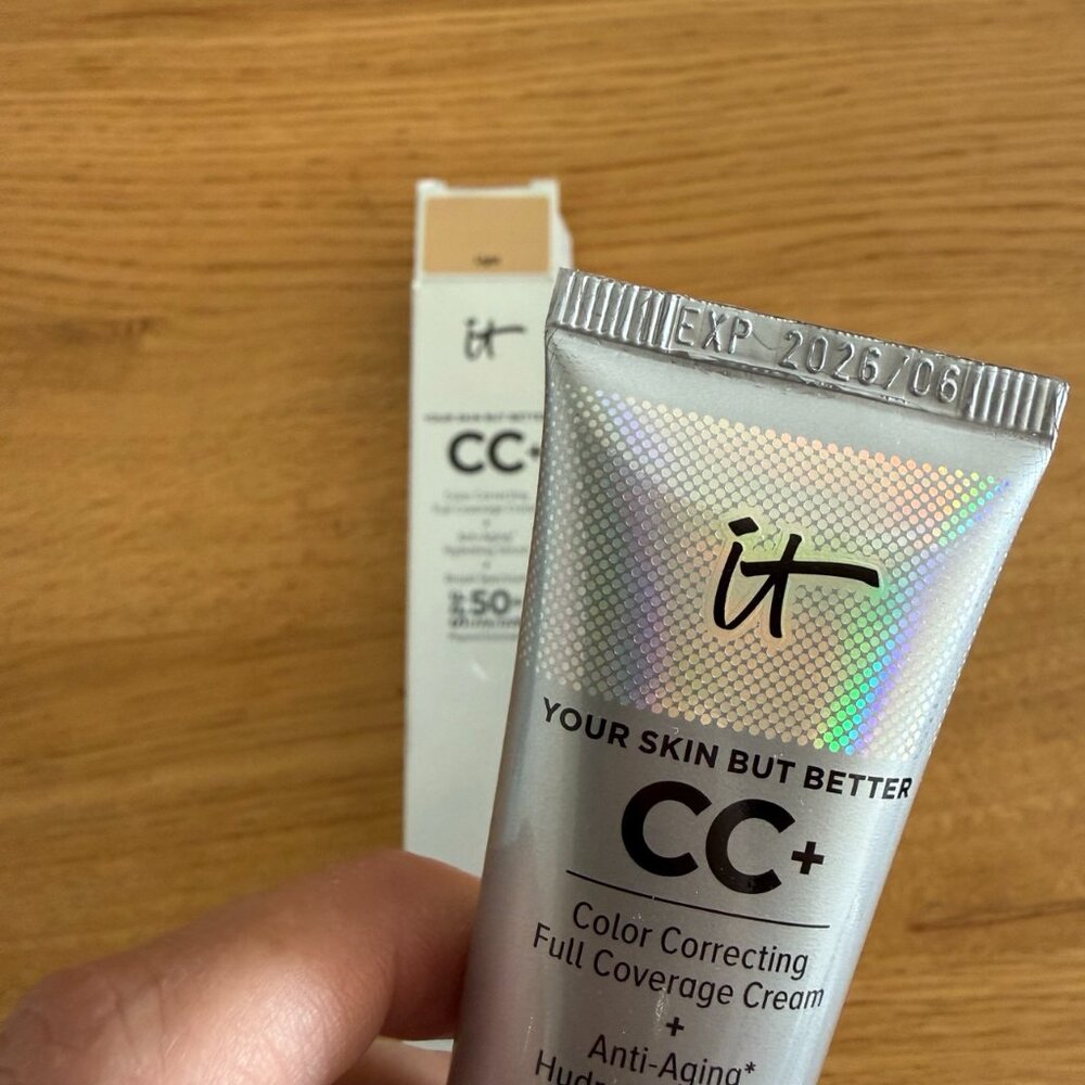 IT Cosmetics  CC+ Cream Full Coverage Color Correcting Foundation SPF 50+ LIGHT - Picture 7 of 10